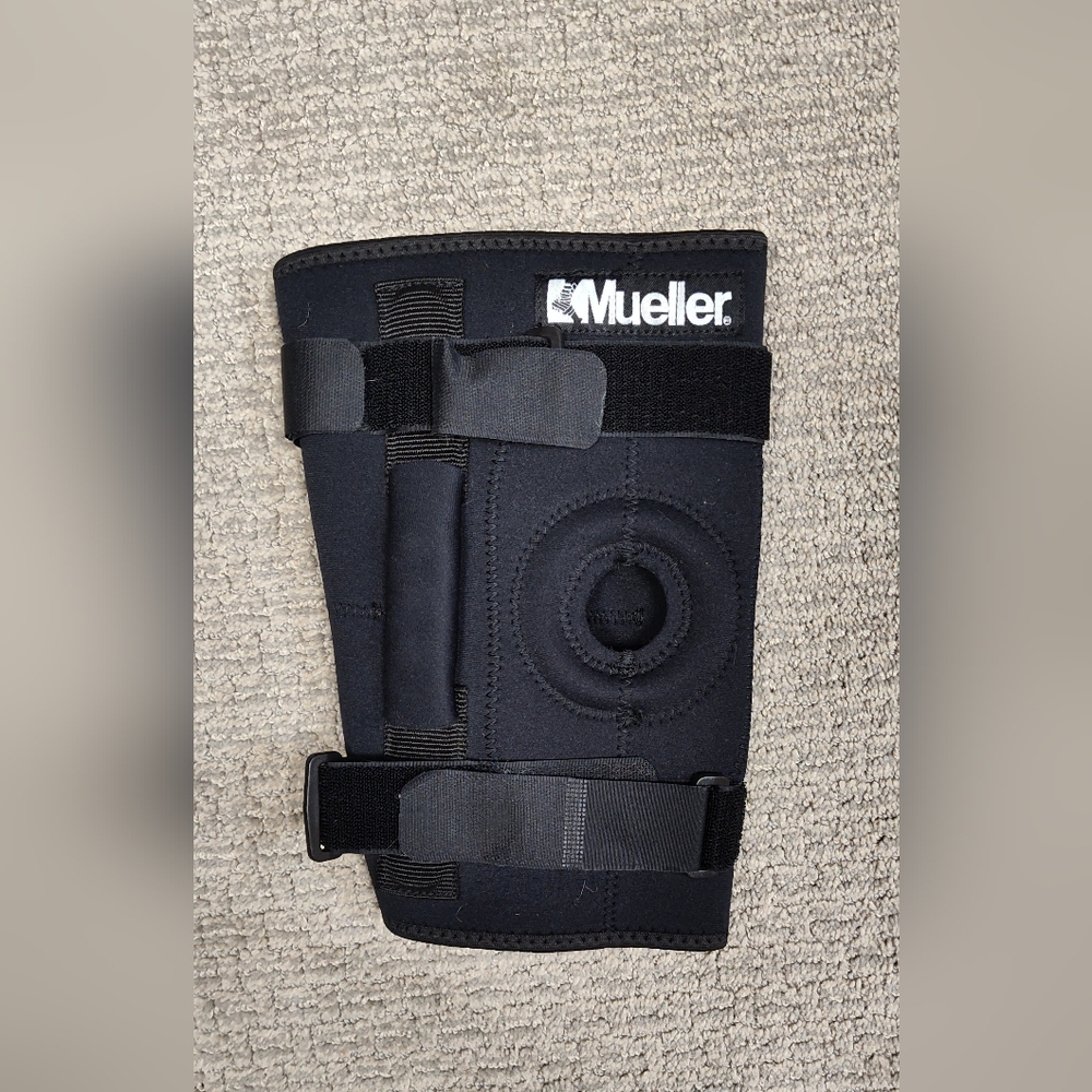 Mueller Adjustable Knee Brace Support Compression Wrap Black - Size Large